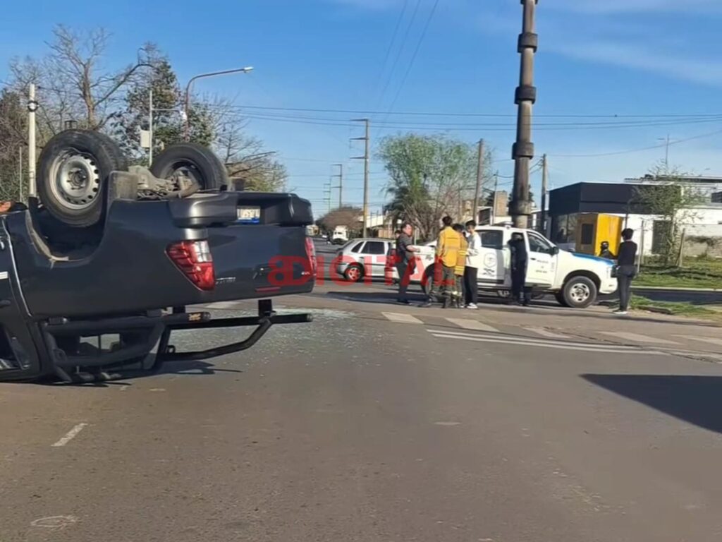 Camioneta volcó tras fuerte choque con un auto en Paraná. Foto: (PHM).
