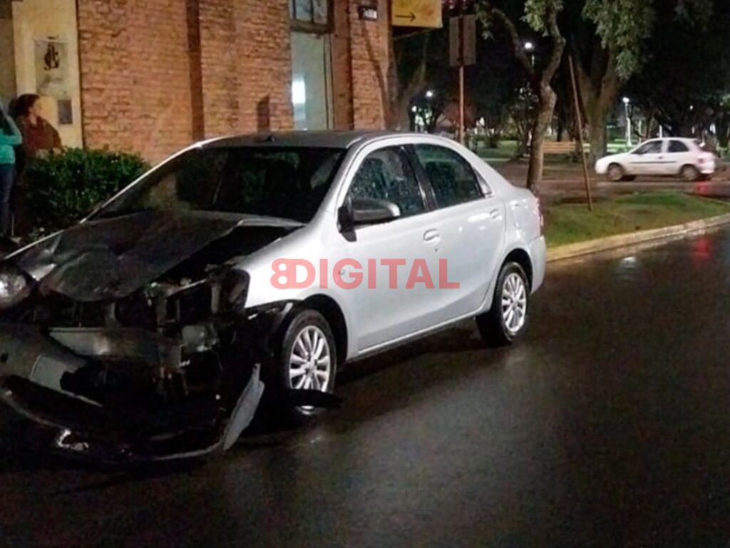 Dos jóvenes en grave estado tras un choque entre una moto y un auto