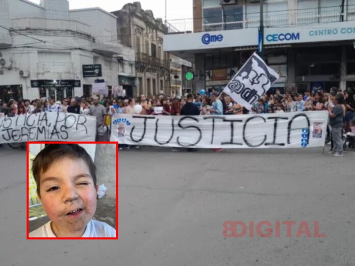Familiares marcharon en Cantera 25 para pedir justicia por Jeremías, el niño atropellado. Foto: La Pirámide Familiares marcharon en Cantera 25 para pedir justicia por Jeremías, el niño atropellado. Foto: La Pirámide