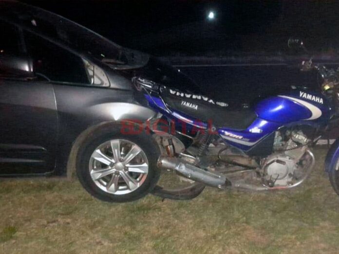 Un auto chocó a una moto y dejó dos heridos en Sauce Pinto. Foto: Bomberos Voluntarios de Paraná. Un auto chocó a una moto y dejó dos heridos en Sauce Pinto. Foto: Bomberos Voluntarios de Paraná.