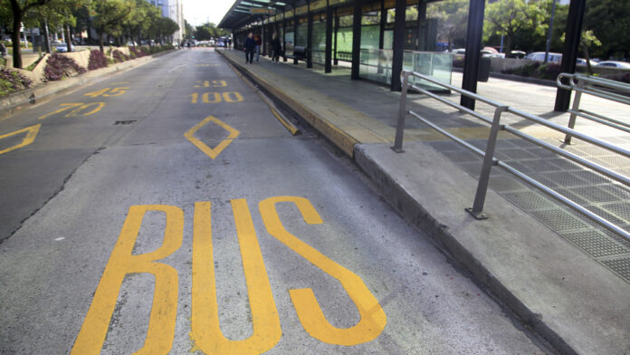 Una línea colectivo deja de funcionar en la Ciudad de Buenos Aires: será reemplazada con una reorganización del servicio | Cambio de recorridos y paradas