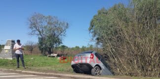 Auto colisionó en el Puente Las Tunas sobre Ruta 12 en Almafuerte. Foto: Elochodigital