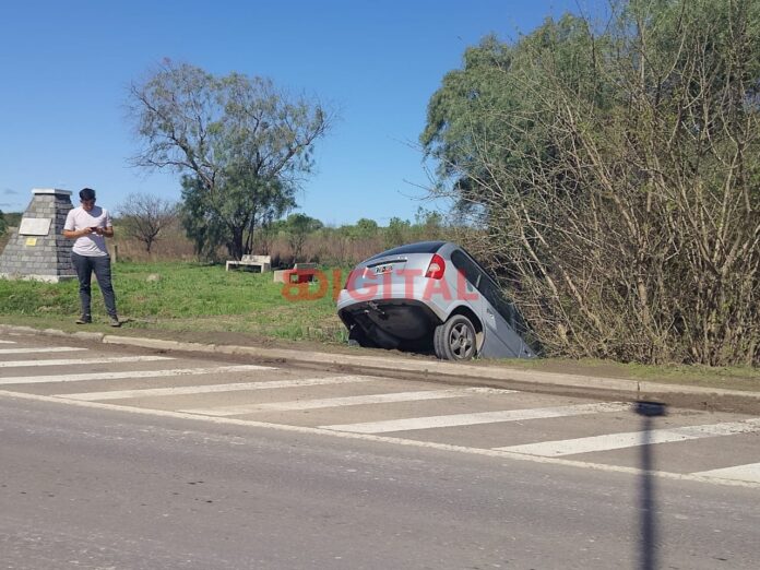 Auto colisionó en el Puente Las Tunas sobre Ruta 12 en Almafuerte. Foto: Elochodigital