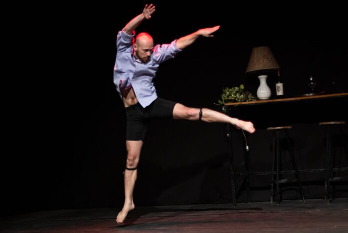 Una obra de danza-teatro que revela un secreto familiar llega a Paraná.