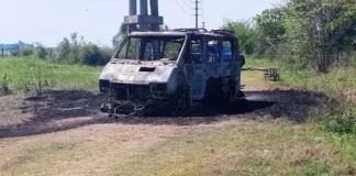 Hallan restos humanos en una camioneta incendiada en camino rural de Santa Fe