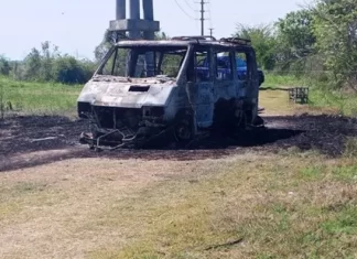 Hallan restos humanos en una camioneta incendiada en camino rural de Santa Fe