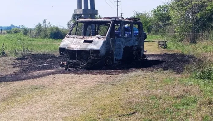 Hallan restos humanos en una camioneta incendiada en camino rural de Santa Fe