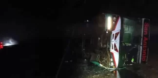 Volcó un colectivo en la Ruta 14 por la lluvia