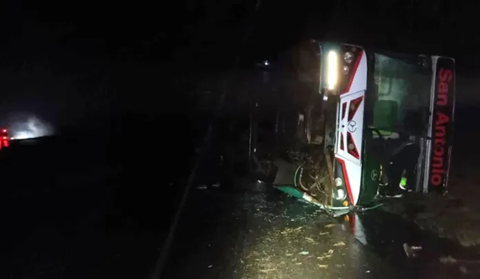 Volcó un colectivo en la Ruta 14 por la lluvia