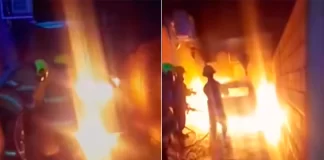 Un vehículo se incendió por completo en el patio de una vivienda