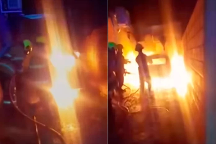 Un vehículo se incendió por completo en el patio de una vivienda Un vehículo se incendió por completo en el patio de una vivienda