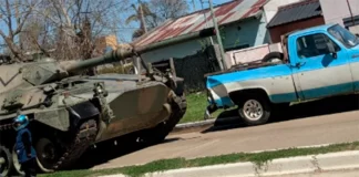 Un tanque de guerra chocó contra una camioneta en Concordia