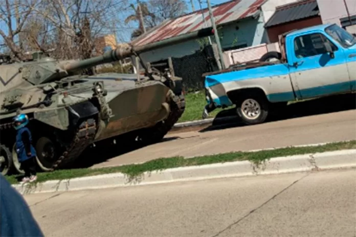 Un tanque de guerra chocó contra una camioneta en Concordia