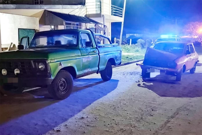Renault 12 chocó contra una camioneta estacionada