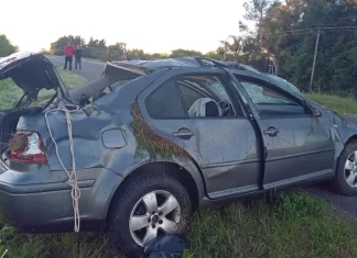 Un conductor se distrajo, perdió el control y volcó con tres acompañantes. Foto: P.E.R.