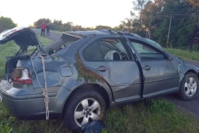 Un conductor se distrajo, perdió el control y volcó con tres acompañantes. Foto: P.E.R.