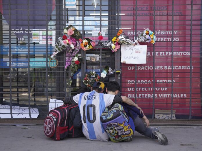 lo mataron en su locutorio y dejaron $ 5 millones tirados en el piso