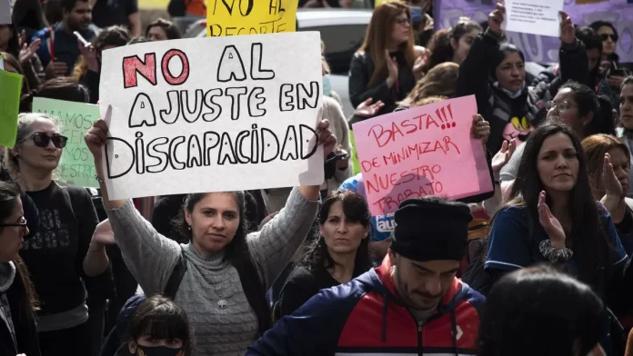 Marcha al veto de Discapacidad El Gobierno promulgó la Ley de Emergencia en Discapacidad