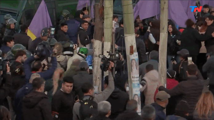 Choques entre militantes libertarios y kirchneristas en Moreno. Foto: Captura video TN.