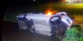 Un automóvil Citroën C4 derrapó y volcó bajo una intensa lluvia a la altura del Club Tilcara, en la ruta 18.