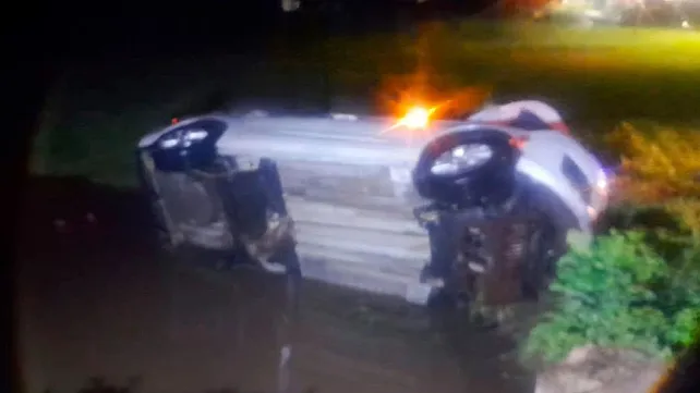 Un automóvil Citroën C4 derrapó y volcó bajo una intensa lluvia a la altura del Club Tilcara, en la ruta 18. Un automóvil Citroën C4 derrapó y volcó bajo una intensa lluvia a la altura del Club Tilcara, en la ruta 18.