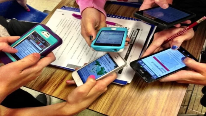 Buscan prohibir el uso de celulares en las aulas para mejorar la calidad educativa