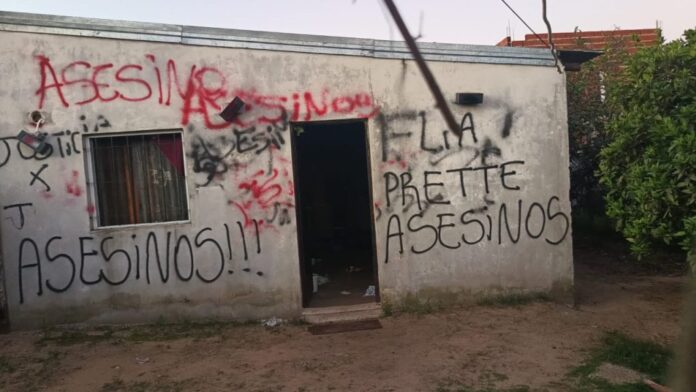 Incendiaron la casa de los imputados por el crimen de Jesica Bravo.