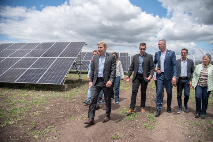 Frigerio inauguró un nuevo parque solar en el Autódromo de Paraná Frigerio inauguró un nuevo parque solar en el Autódromo de Paraná