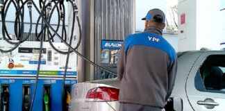 YPF permite pagar la nafta en dólares desde su app.