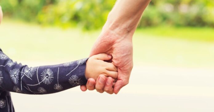 Un niño de 12 años busca una familia