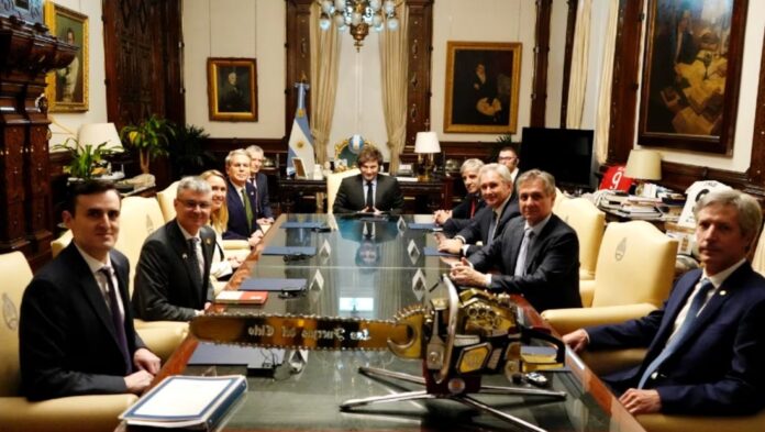 Milei y su equipo económico se reunió con Scott Bessent en Casa Rosada. Foto: Presidencia
