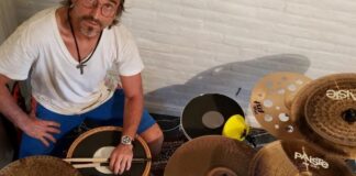 "En este momento está tocando la batería"
