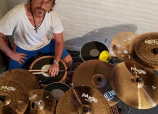 «En este momento está tocando la batería» "En este momento está tocando la batería"