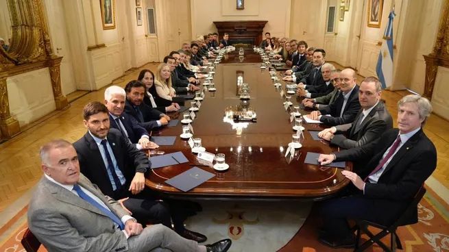 Javier Milei con los 20 gobernadores en la Casa Rosada. Foto: Presidencia.