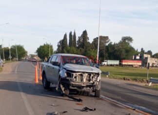 Fuerte choque entre un camión y una camioneta en Nogoyá: dos personas asistidas Fuerte choque entre un camión y una camioneta en Nogoyá. Foto: P.E.R.