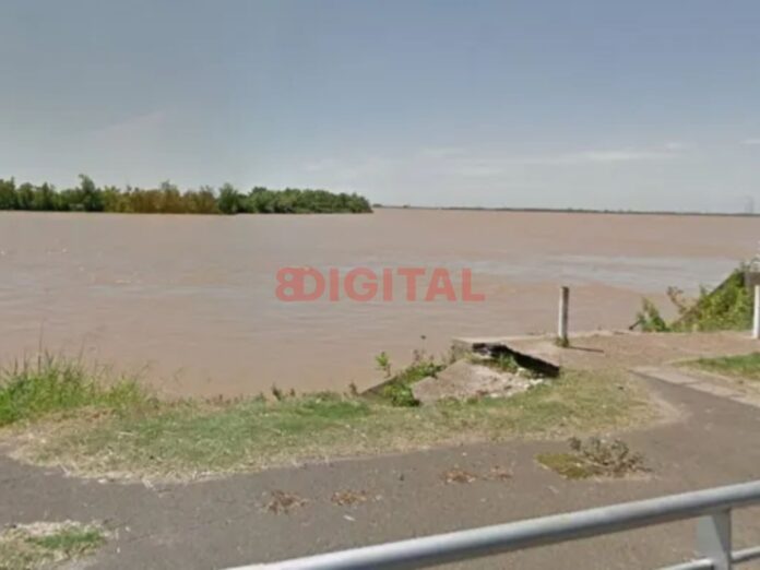 Una mujer cayó al río en la costanera y fue rescatada a tiempo.
