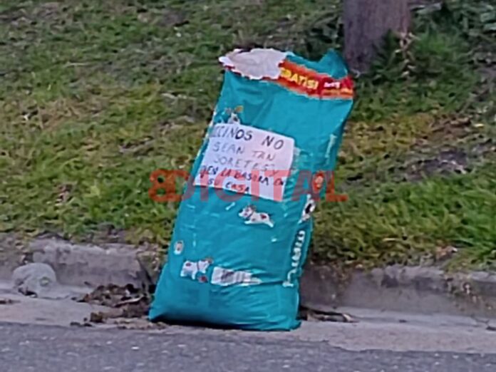 La bolsa con excremento de perro. Foto: Elochodigital.