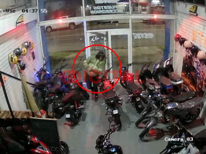 Un ladrón robó un local de motos en Paraná en solo 40 segundos. Foto: Elochodigital.