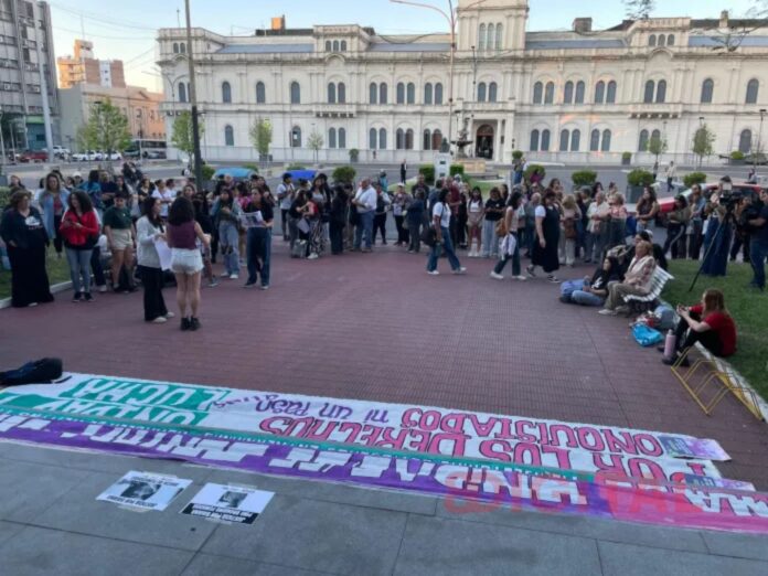 Agrupaciones feministas exigieron justicia por Daiana Mendieta. Foto: Ahora.