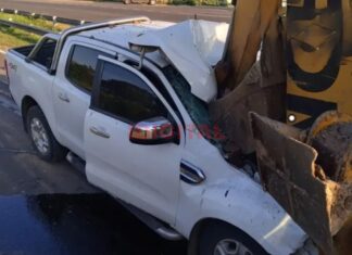 Una camioneta chocó contra una máquina vial. Foto: BVP.