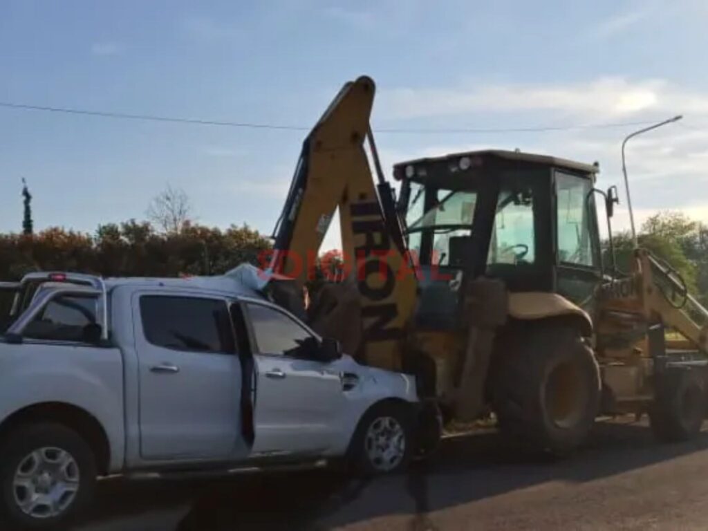 Una camioneta chocó contra una máquina vial.