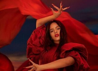 Rosalía publicó las partituras de su próximo disco y los usuarios de TikTok reaccionaron rápidamente y salieron a tocarlas