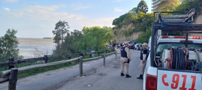Buscan intensamente a un adolescente que cayó al río Paraná en San Lorenzo. Foto: Rosario Info. Buscan intensamente a un adolescente que cayó al río Paraná en San Lorenzo. Foto: Rosario Info.