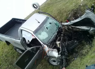 Rescataron y hospitalizaron a dos personas tras violento despiste y vuelco en Ruta 12.