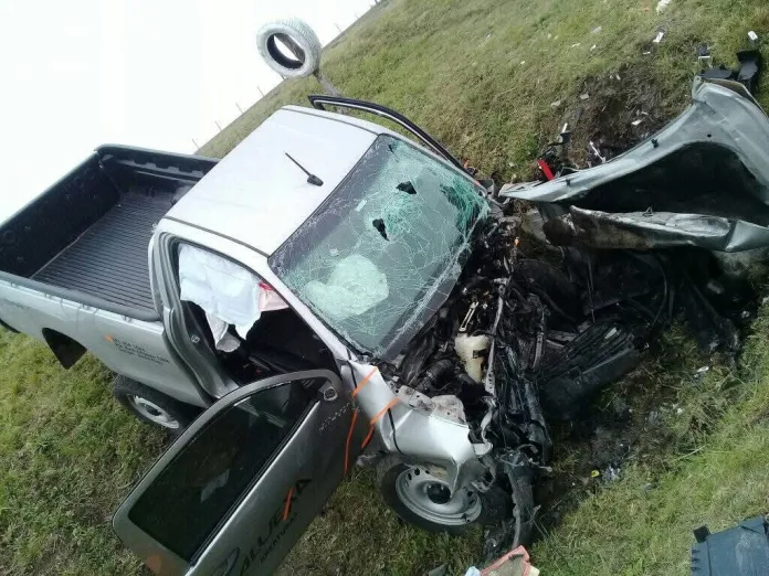 Rescataron y hospitalizaron a dos personas tras violento despiste y vuelco en Ruta 12. Rescataron y hospitalizaron a dos personas tras violento despiste y vuelco en Ruta 12.