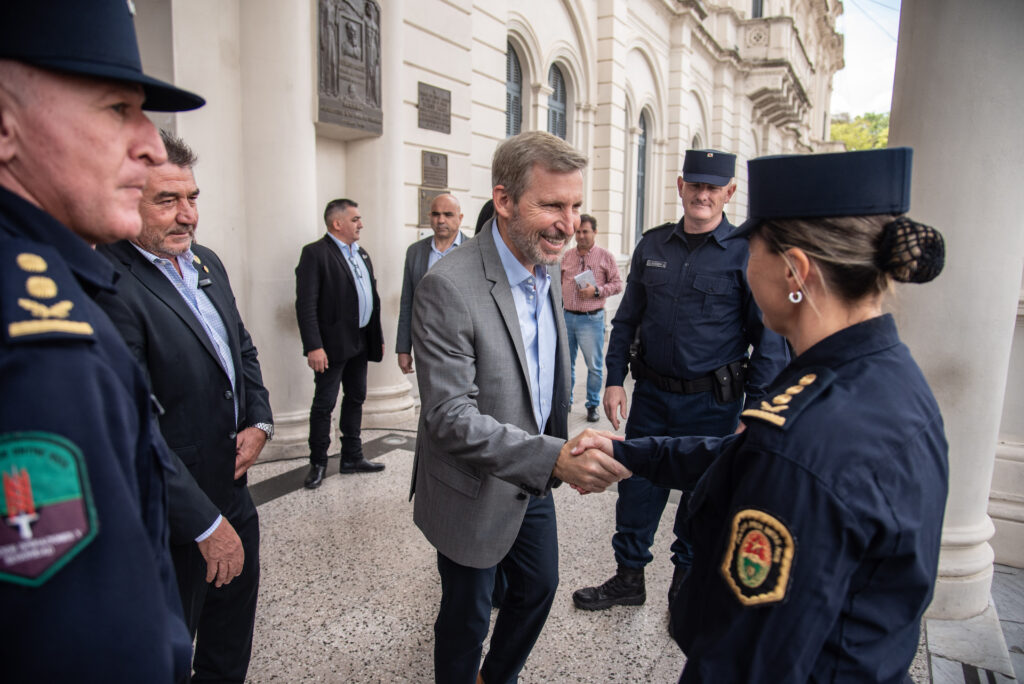 Frigerio distribuyó 1.300 chalecos antibalas a la Policía de Entre Ríos para reforzar la prevención y el cuidado de los agentes. Foto: GER.