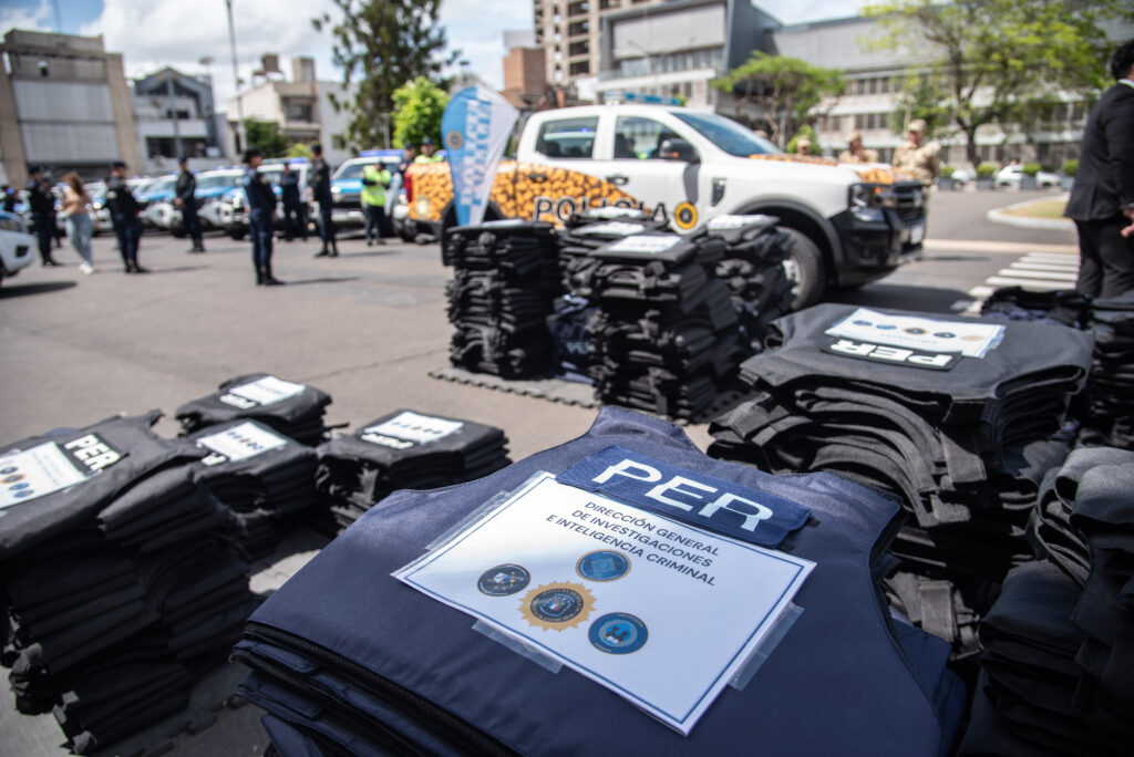 Frigerio distribuyó 1.300 chalecos antibalas a la Policía de Entre Ríos para reforzar la prevención y el cuidado de los agentes. Foto: GER.