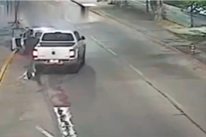Una camioneta chocó intencionalmente dos veces a un auto y un bebé terminó con fractura de cráneo Una camioneta chocó intencionalmente dos veces a un auto y un bebé terminó con fractura de cráneo