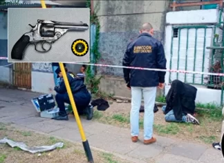 Policías simularon ser compradores y detuvieron a un joven que intentó venderles un arma de fuego en Paraná Policías simularon ser compradores y detuvieron a un joven que intentó venderles un arma de fuego en Paraná. Foto: P.E.R.