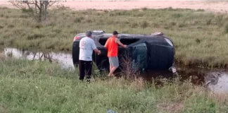Reventó una cubierta y volcó un auto en Ruta 12